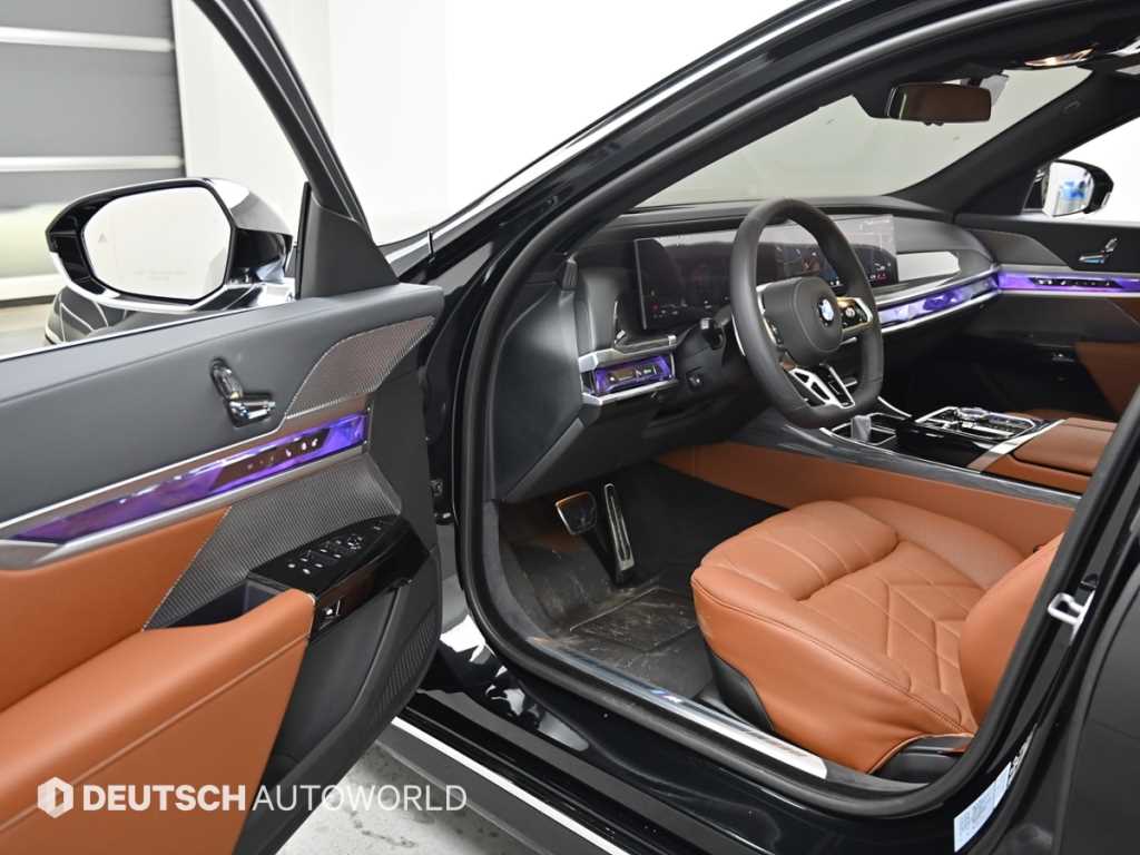 BMW 7-Series — photo 11