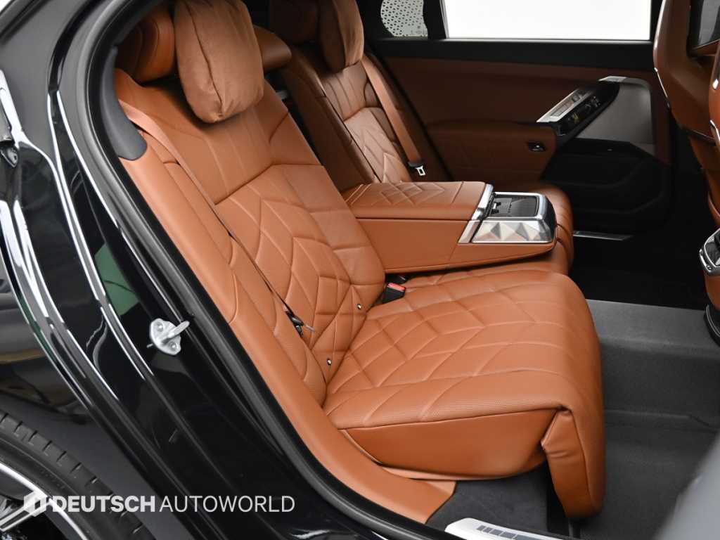 BMW 7-Series — photo 12