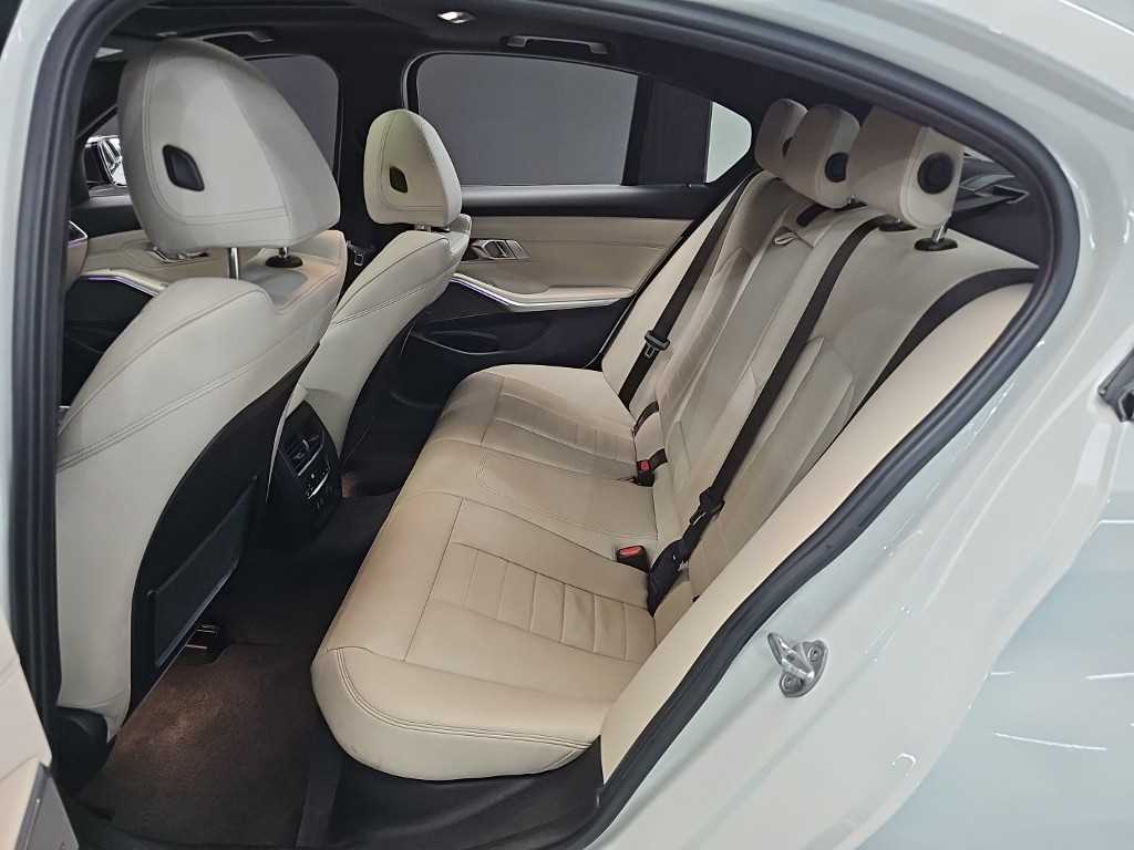 BMW 3-Series — photo 12
