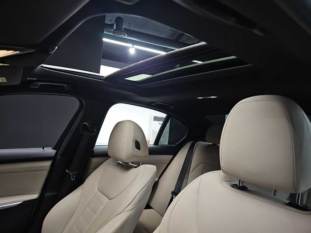 BMW 3-Series — photo 14