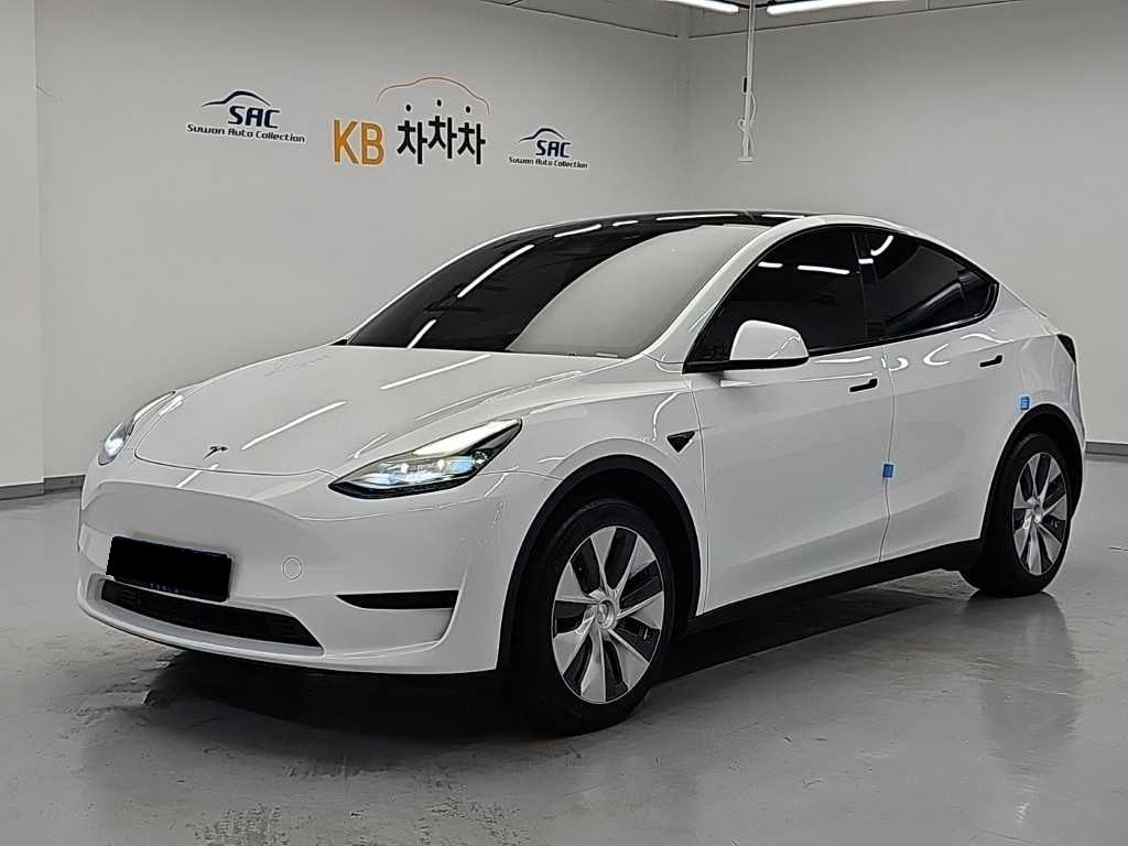 Tesla Model Y — photo 01