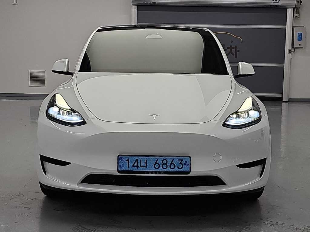 Tesla Model Y — photo 02