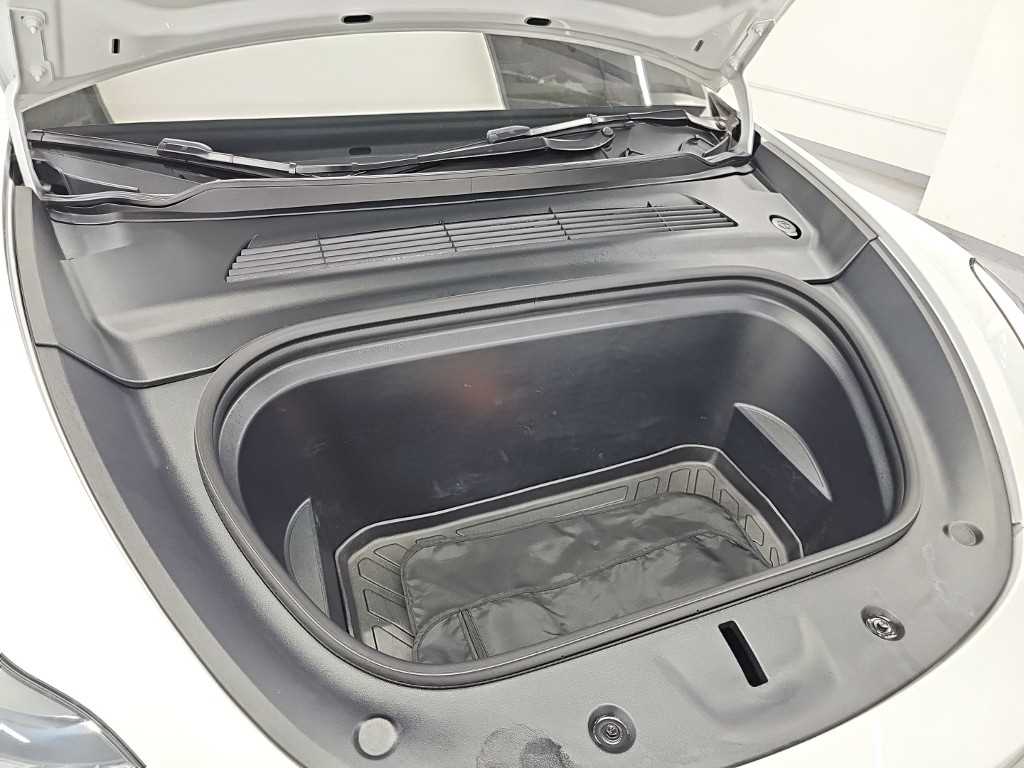 Tesla Model Y — photo 05