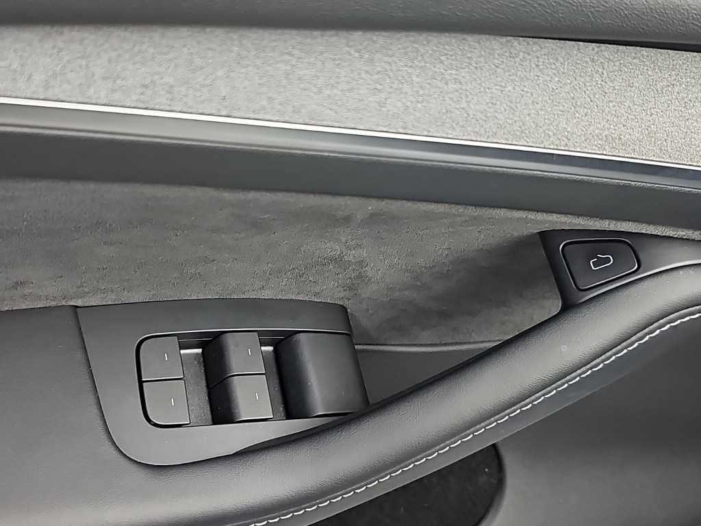 Tesla Model Y — photo 19