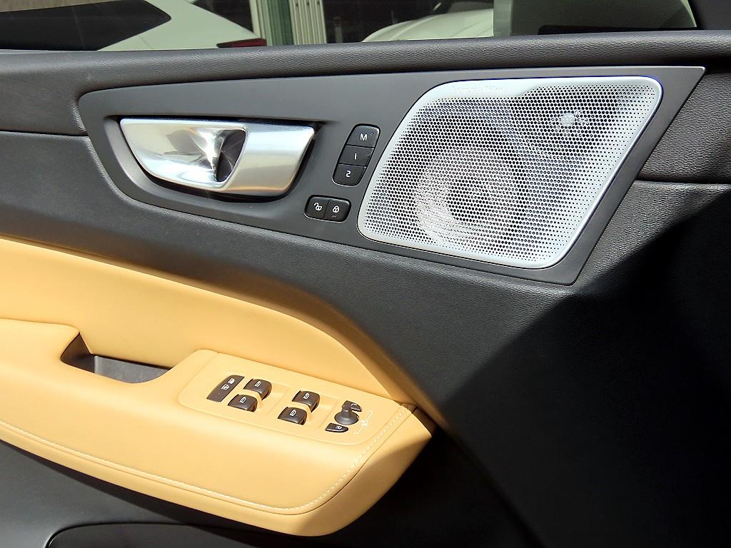 Volvo XC60 — photo 12