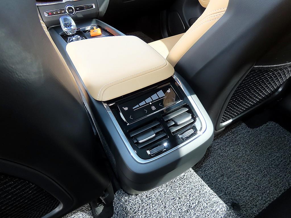 Volvo XC60 — photo 15