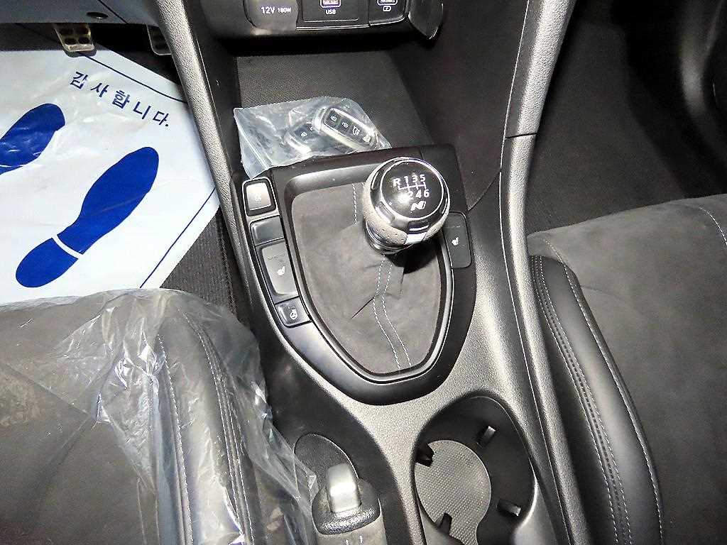 Hyundai Veloster — photo 12