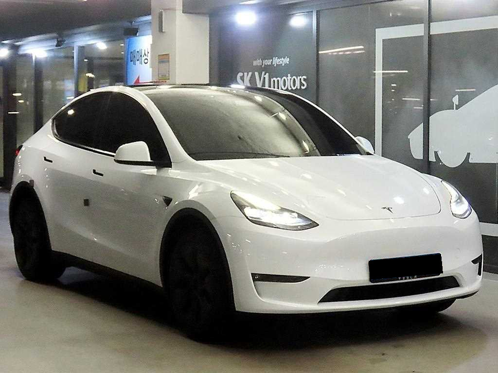 Tesla Model Y — photo 01