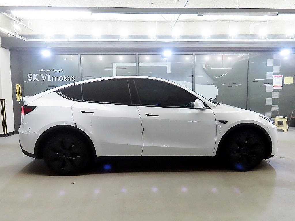Tesla Model Y — photo 03