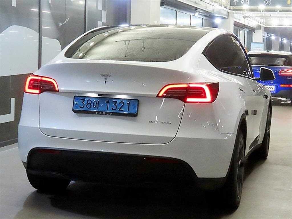 Tesla Model Y — photo 04