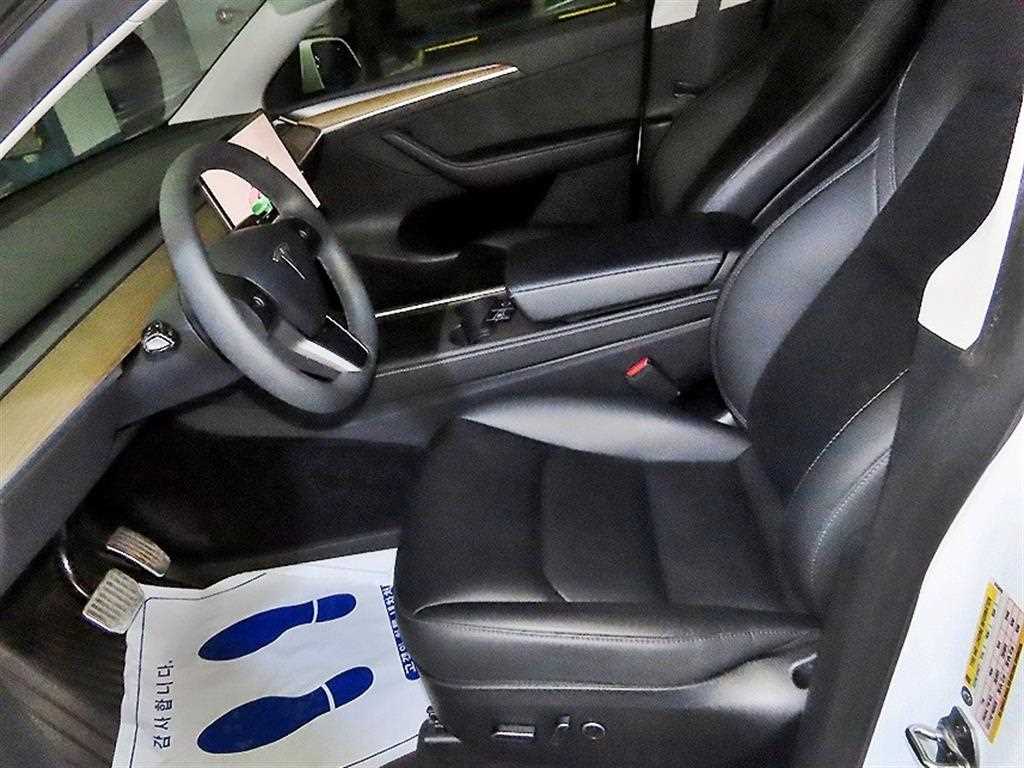 Tesla Model Y — photo 06