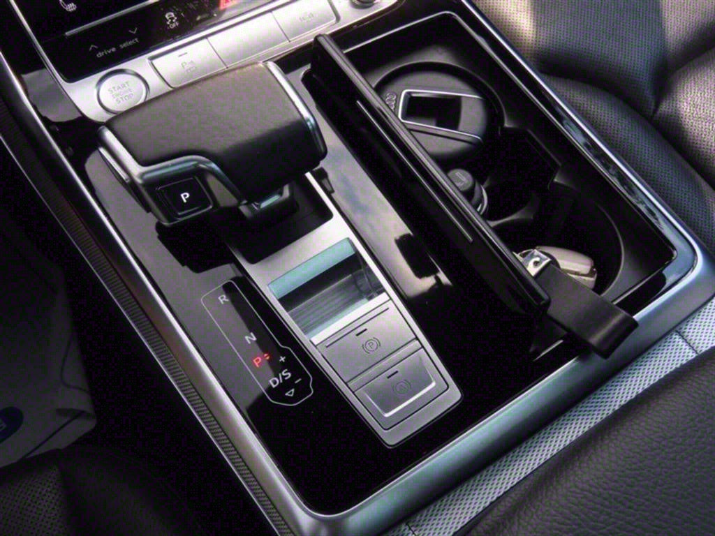Audi Q8 — photo 06