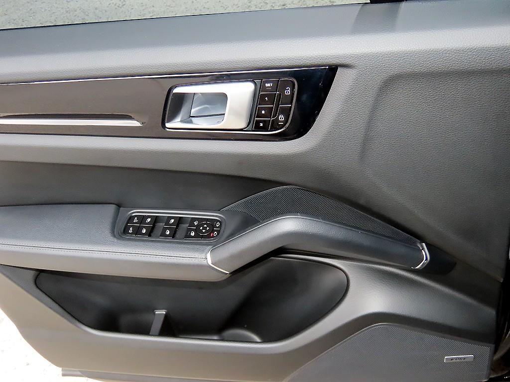 Porsche Cayenne — photo 12