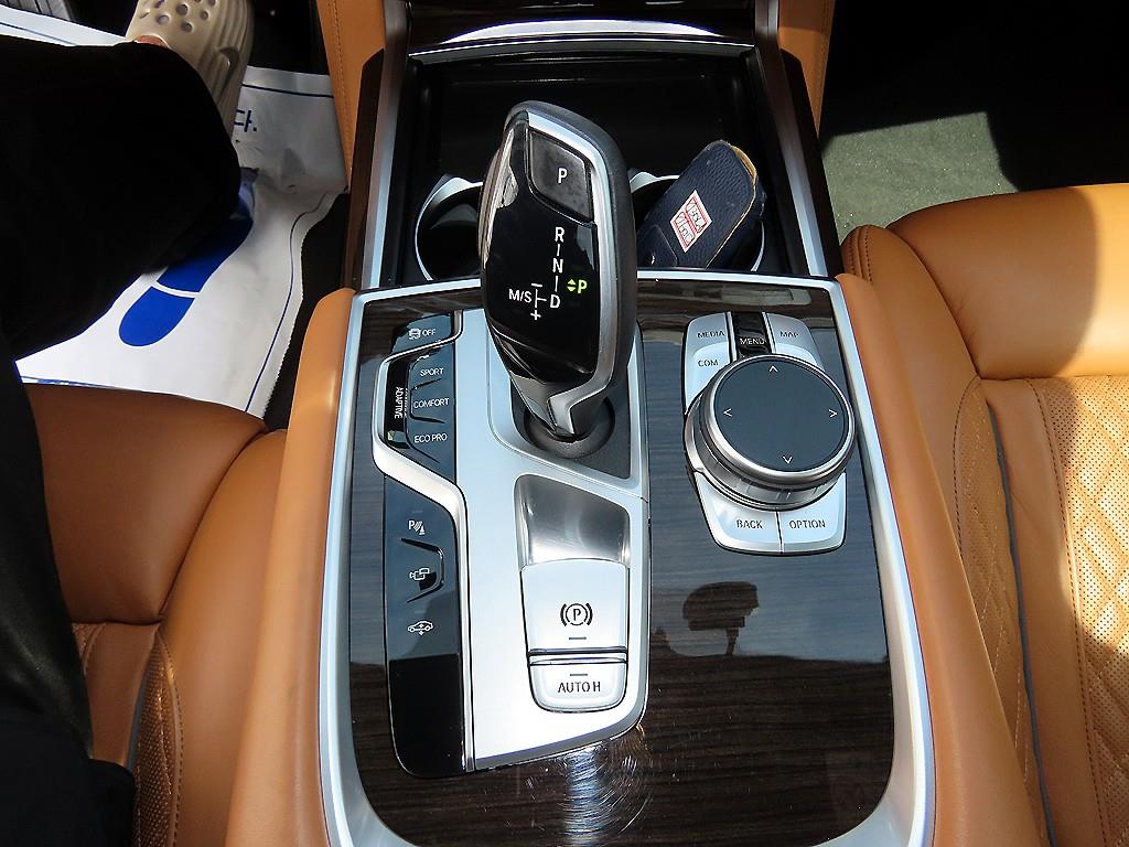 BMW 7-Series — photo 10