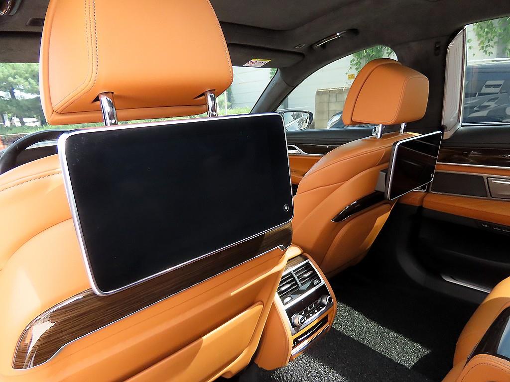 BMW 7-Series — photo 15