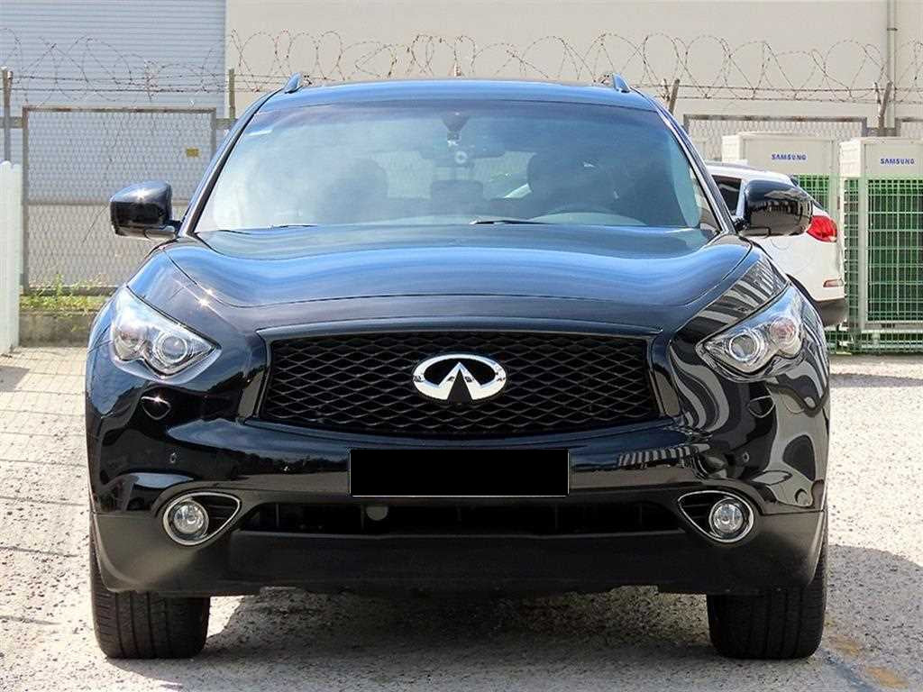 Infiniti QX70 — photo 01