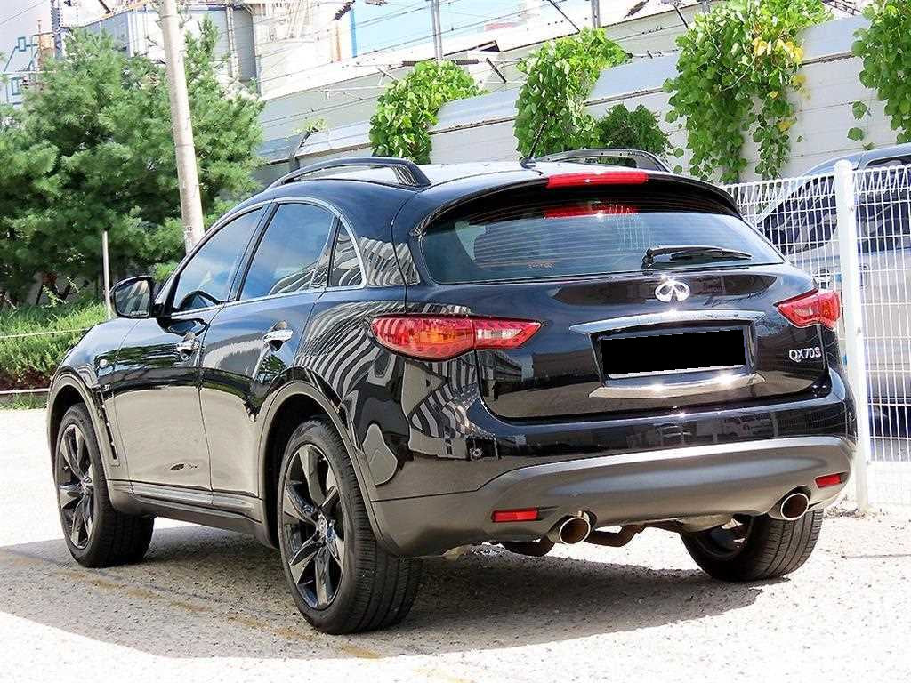 Infiniti QX70 — photo 03