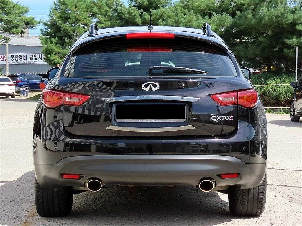 Infiniti QX70 — photo 04