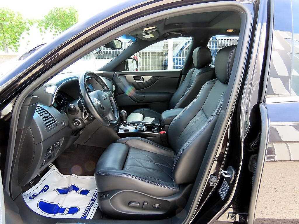 Infiniti QX70 — photo 05