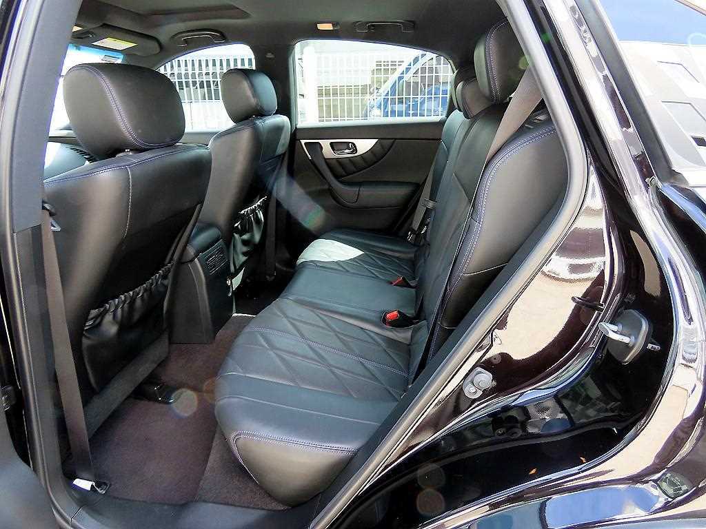 Infiniti QX70 — photo 06