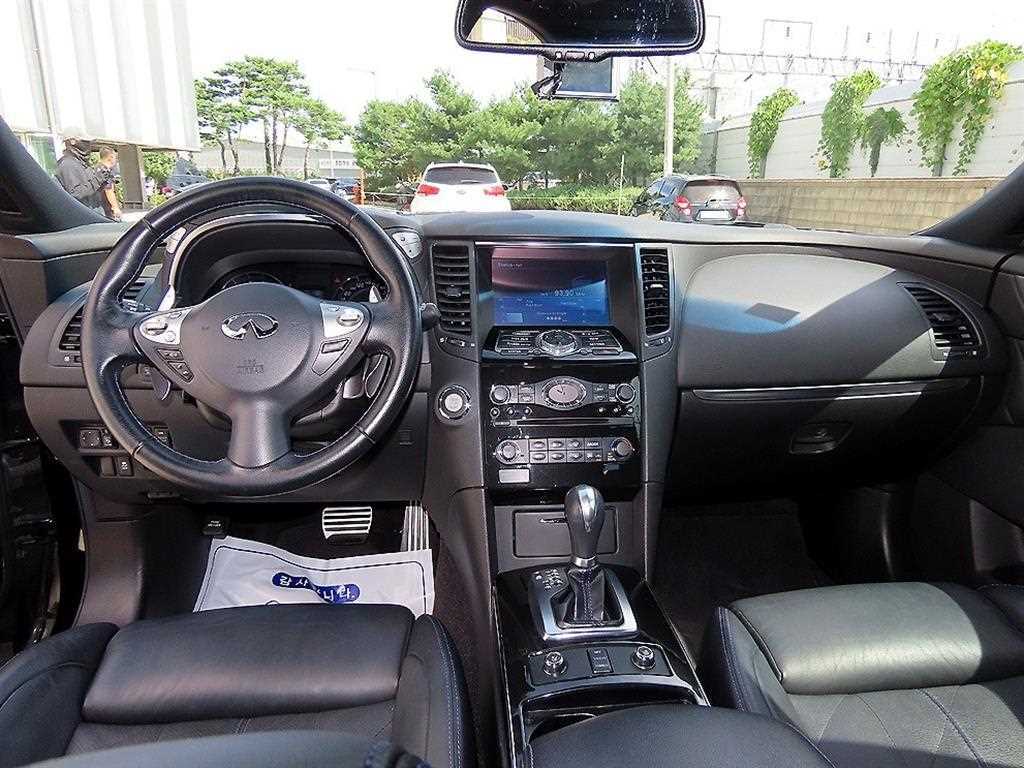 Infiniti QX70 — photo 07