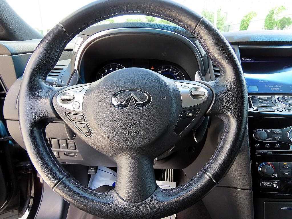 Infiniti QX70 — photo 08