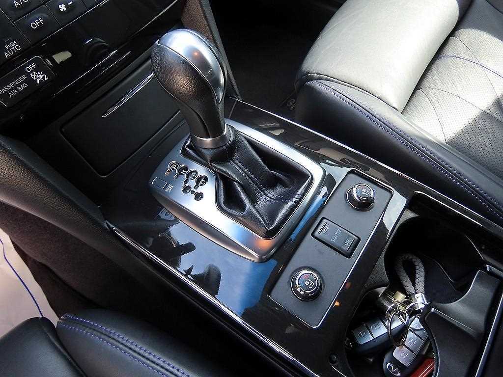 Infiniti QX70 — photo 10