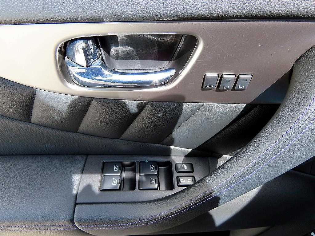 Infiniti QX70 — photo 11