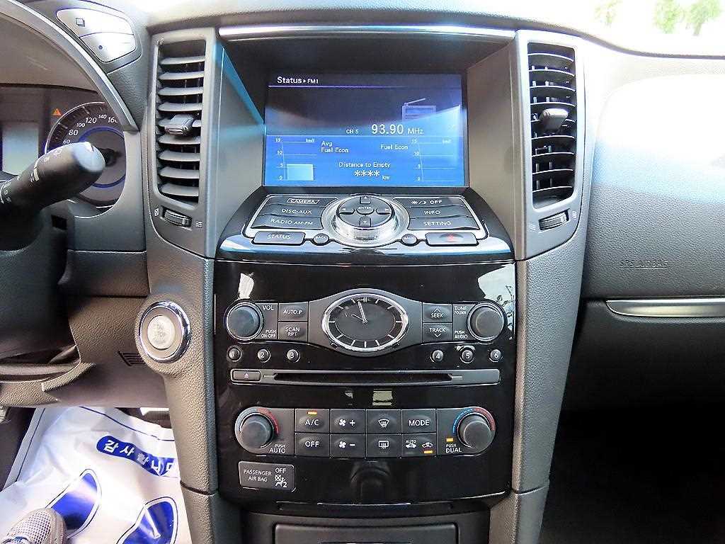 Infiniti QX70 — photo 12