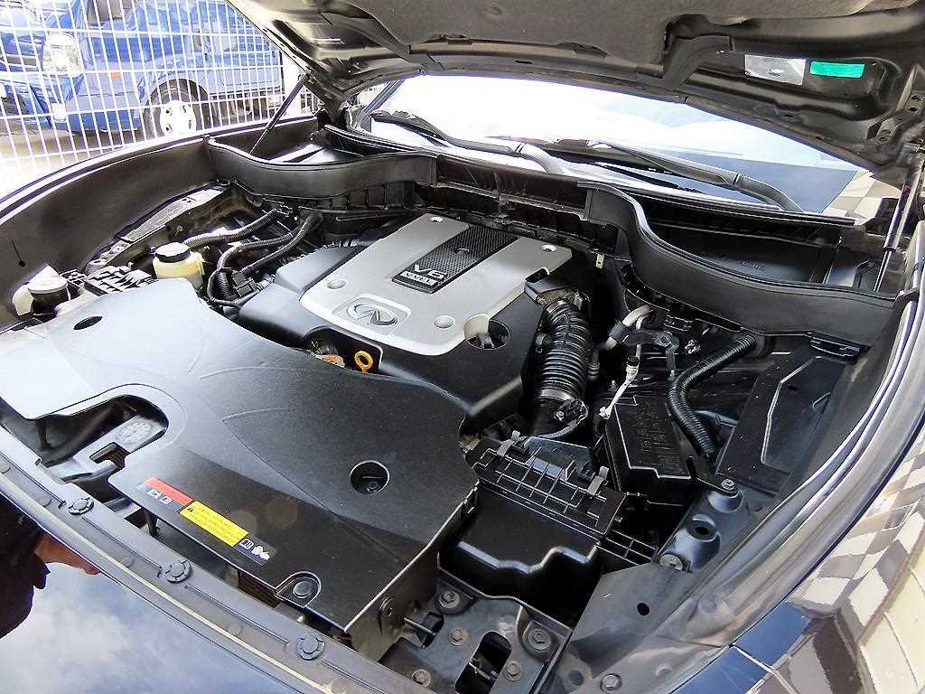 Infiniti QX70 — photo 19