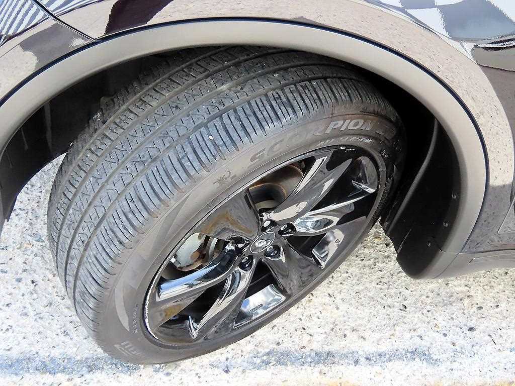 Infiniti QX70 — photo 20