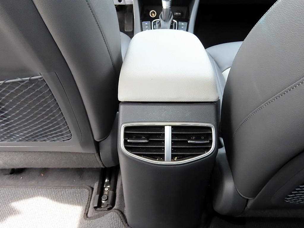 Hyundai Ioniq — photo 17