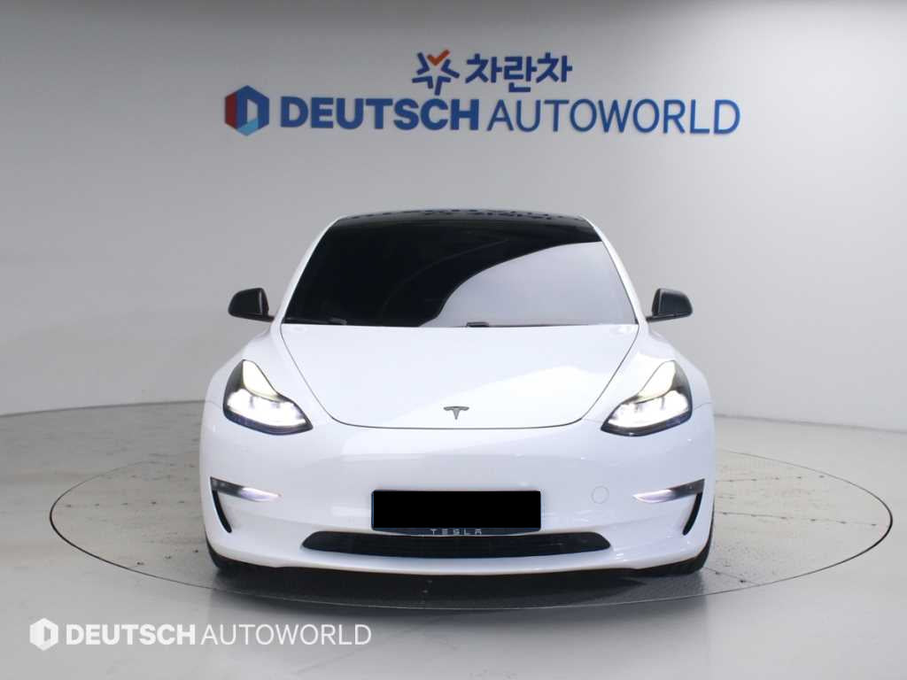 Tesla Model 3 — photo 03