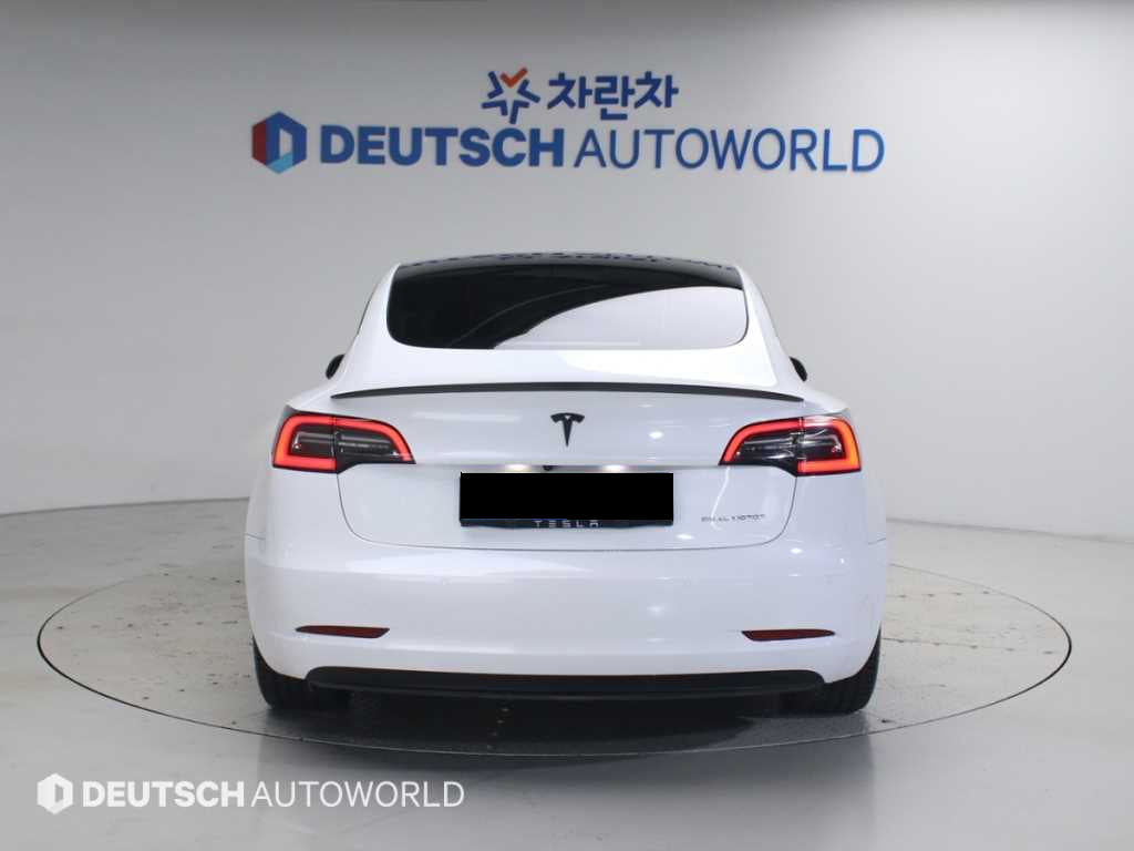 Tesla Model 3 — photo 04