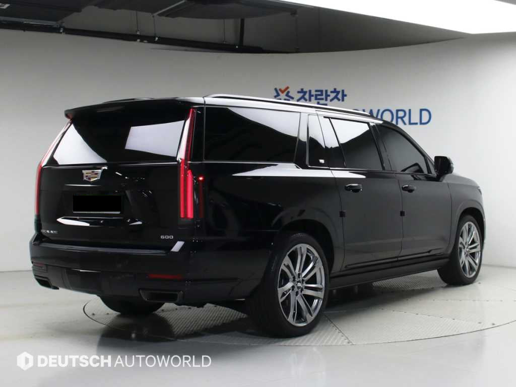 Cadillac Escalade — photo 02