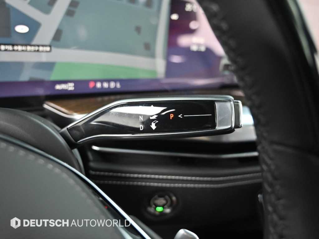 Cadillac Escalade — photo 09