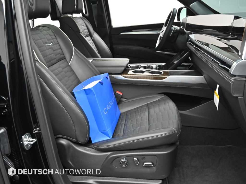 Cadillac Escalade — photo 10