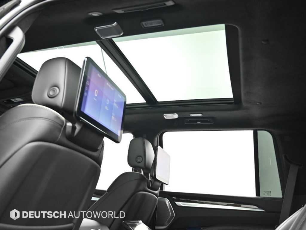 Cadillac Escalade — photo 18