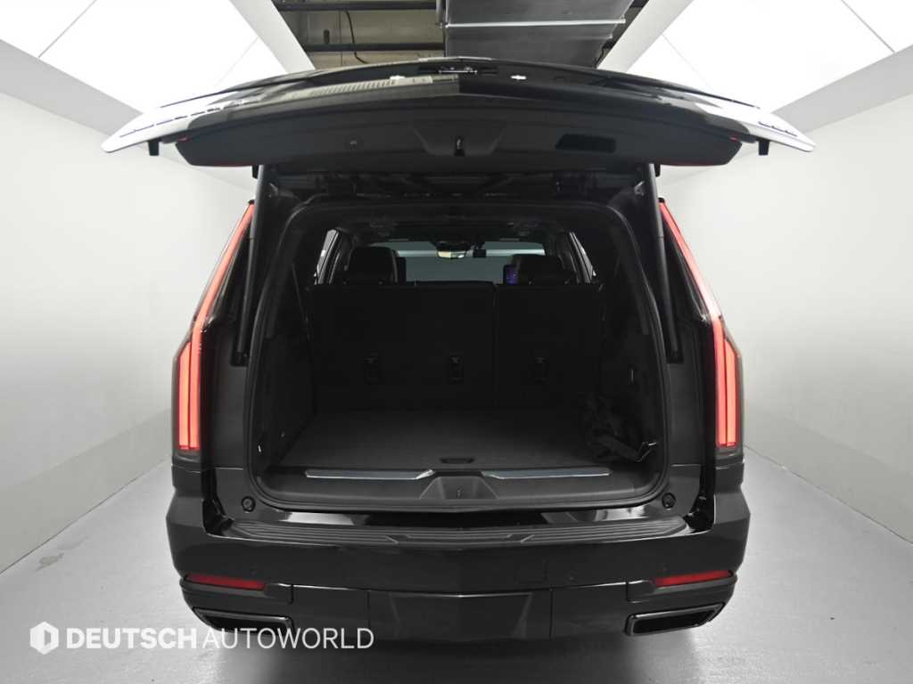 Cadillac Escalade — photo 19