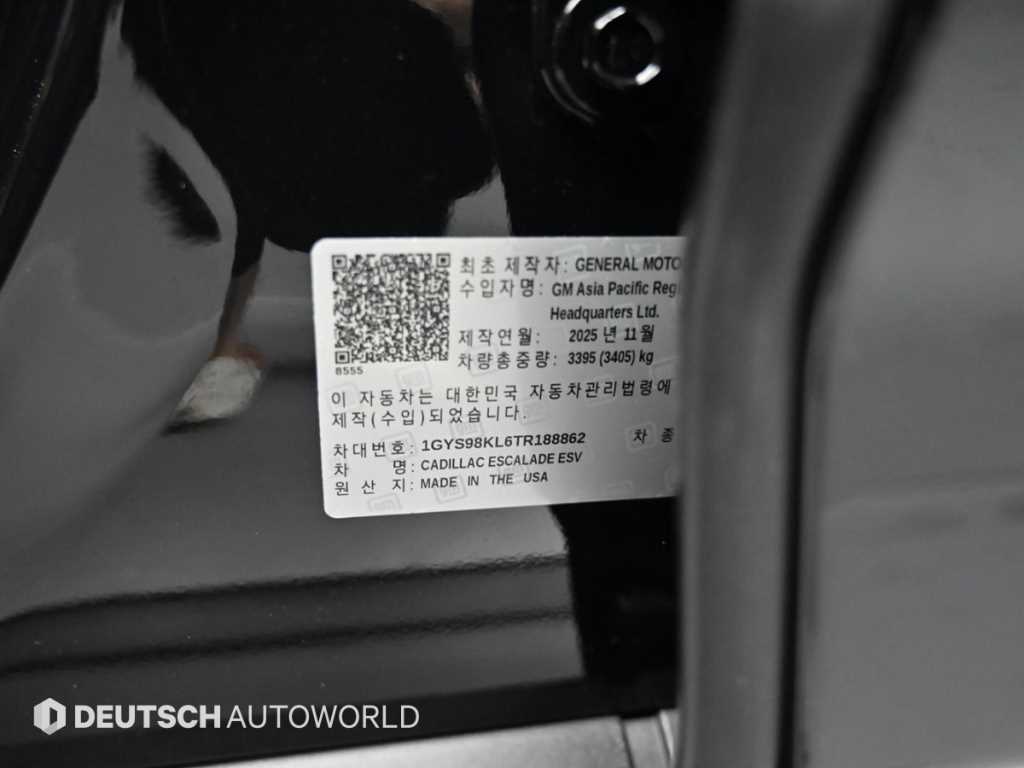 Cadillac Escalade — photo 20