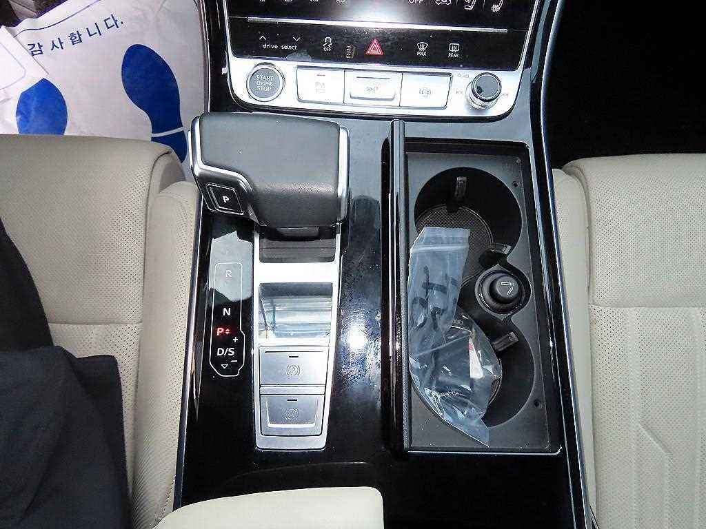 Audi A8 — photo 11