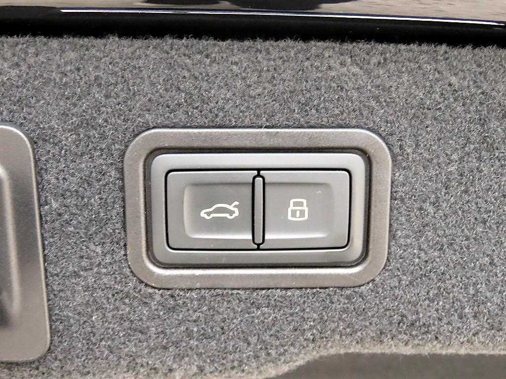 Audi A8 — photo 16