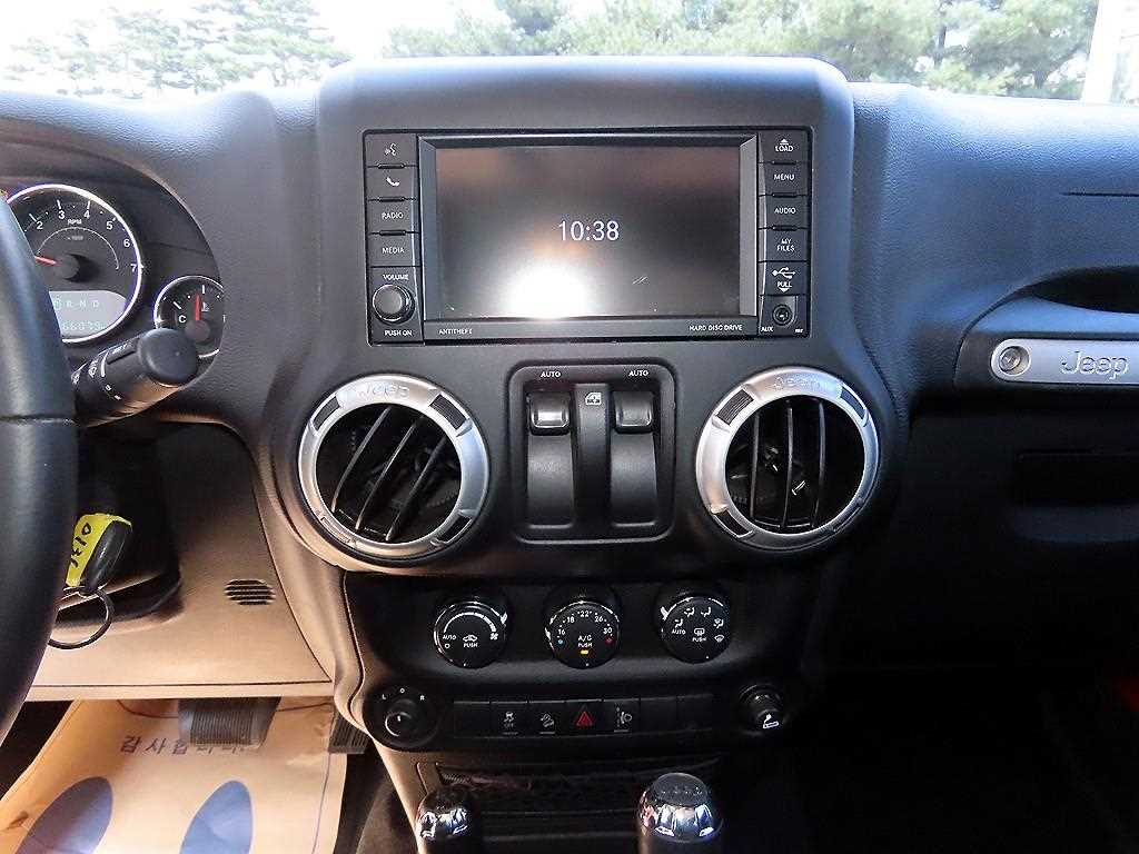 Jeep Wrangler — photo 12
