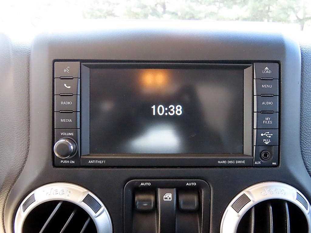 Jeep Wrangler — photo 13