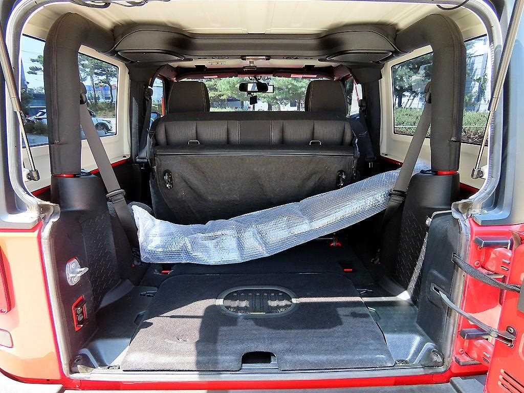 Jeep Wrangler — photo 16