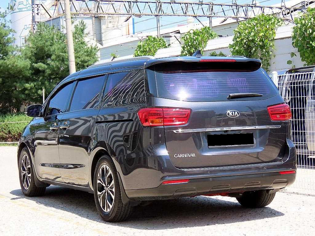 Kia Carnival — photo 03