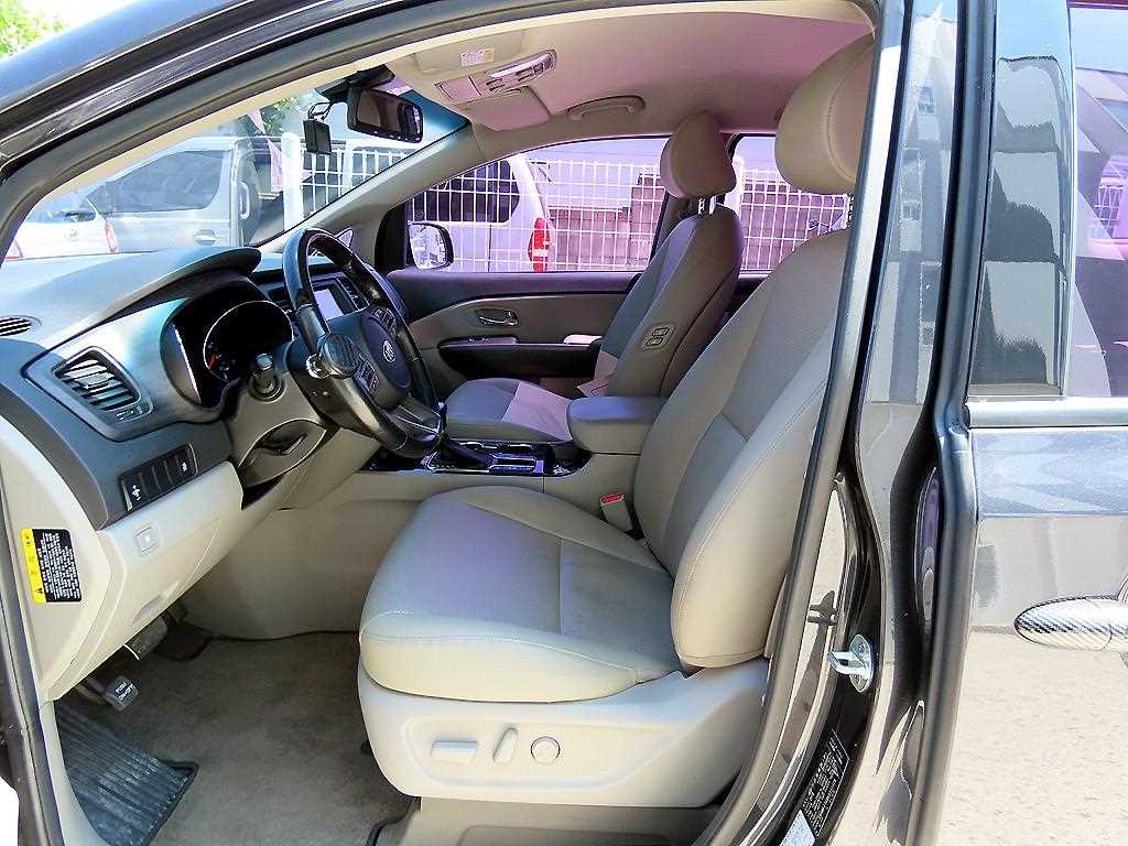 Kia Carnival — photo 05