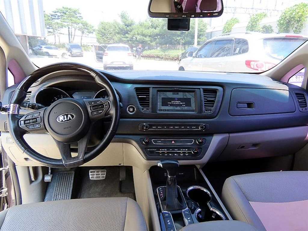Kia Carnival — photo 08