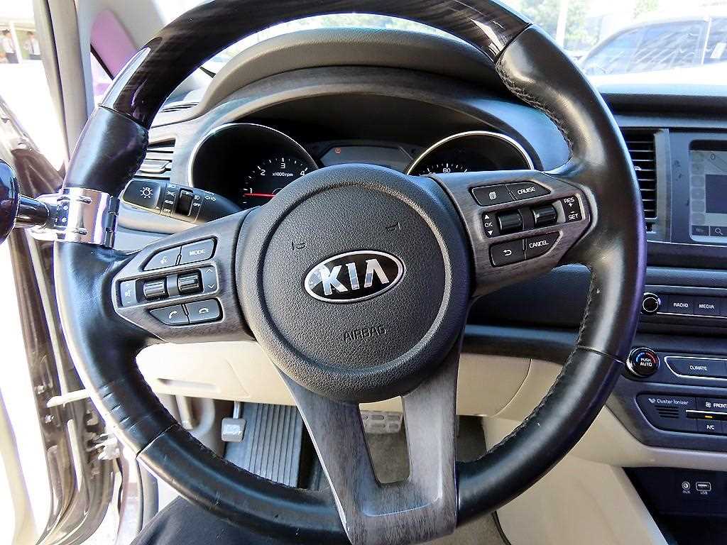 Kia Carnival — photo 09