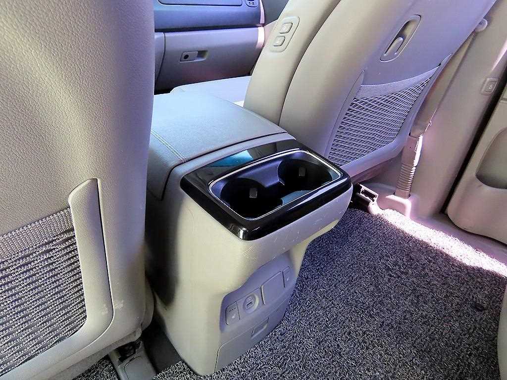 Kia Carnival — photo 16